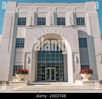 Storico Giardino Invernale Municipio in Florida. Un bianco edificio a tre piani in pietra con fiore rosso di piantatrici. Foto Stock