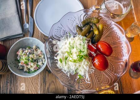 Snack salati presso il ristorante locale: cucamber, pomodoro, insalata a Kiev, Ucraina. Foto Stock