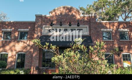 Giardino d'inverno, Florida: 29 maggio 2019 - segnaletica artigianale a pianta Street Market di un edificio in mattoni dotata di piscina coperta ristoranti locali con cibo organico e cra Foto Stock