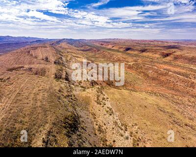 Glen Helen Gorge e l area circostante Glen Helen Lodge preso da una prospettiva aerea. Territorio del Nord, l'Australia Foto Stock