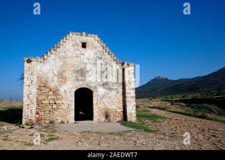 Entweihte Kirche bei Kaplica (auf griechisch Davlos), Türkische Republik Nordzypern Foto Stock
