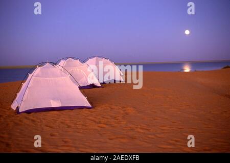 Camping lungo il fiume Niger in Mali Foto Stock