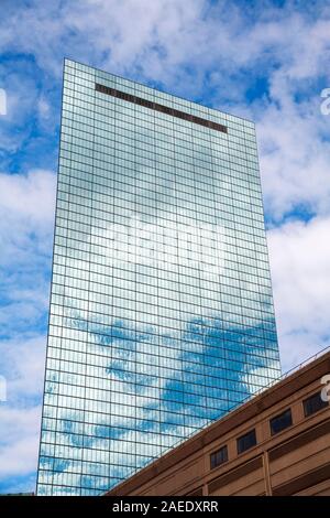 L'iconico alto grattacielo moderno John Hancock Tower che riflette le nuvole in Copley Square, Back Bay District, Boston, Massachusetts, New England, STATI UNITI D'AMERICA Foto Stock