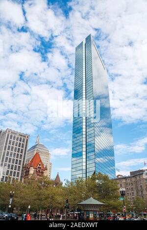 L'alto grattacielo moderno landmark, Torre di John Hancock che riflette le nuvole in Copley Square, Back Bay District, Boston, Massachusetts, New England, STATI UNITI D'AMERICA Foto Stock