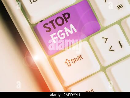 La grafia la scrittura di testo Stop fgm. Foto concettuale di porre fine o di arresto sul taglio genitale e la circoncisione Foto Stock