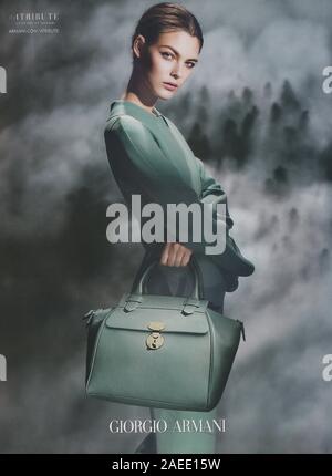 Poster pubblicitari Giorgio Armani con Vittoria Ceretti in magazzino carta dal 2015 anno, pubblicità creative Giorgio Armani annuncio da 2010s Foto Stock