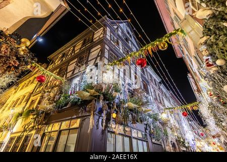 Edifici vicino alla cattedrale di Strasburgo prima di Natale, Francia Foto Stock