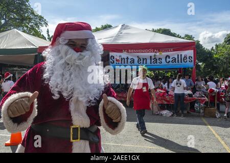 Caracas, Miranda, Venezuela. Il 7 dicembre, 2019. Santa en las calles è un venezuelano organizzazione senza fini di lucro che aiuta i più bisognosi attraverso la raccolta non monetaria dei beni che forniscono la felicità, protezione e sollievo per le loro esigenze di base. Ogni anno il primo fine settimana di dicembre si celebra un giorno di attività per cui migliaia di volontari ricevono donazioni per essere consegnati alle famiglie a basso reddito le aree e le istituzioni e per i senzatetto per le strade di Caracas. Credito: Jimmy Villalta/ZUMA filo/Alamy Live News Foto Stock