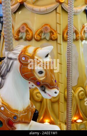 Testa di cavallo di legno in stile vintage merry-go-round. Messa a fuoco selettiva. Foto Stock