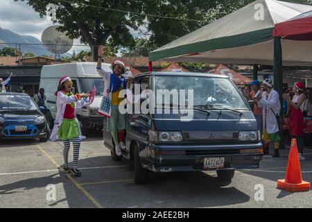 Caracas, Miranda, Venezuela. Il 7 dicembre, 2019. Medico Yaso volontari di incoraggiare la partenza della prima donazione. Santa en las calles è un venezuelano organizzazione senza fini di lucro che aiuta i più bisognosi attraverso la raccolta non monetaria dei beni che forniscono la felicità, protezione e sollievo per le loro esigenze di base. Ogni anno il primo fine settimana di dicembre si celebra un giorno di attività per cui migliaia di volontari ricevono donazioni per essere consegnati alle famiglie a basso reddito le aree e le istituzioni e per i senzatetto per le strade di Caracas. Credito: Jimmy Villalta/ZUMA filo/Alamy Live News Foto Stock