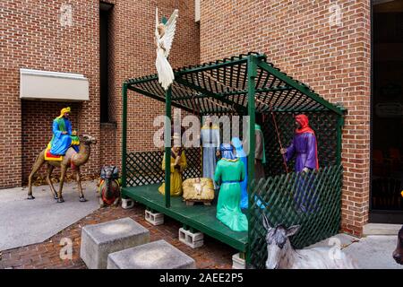 Gettysburg, PA / STATI UNITI D'America - 7 Dicembre 2019: una grande Natività sul display nel centro cittadino di Gettysburg durante l'annuale festa di Natale. Foto Stock