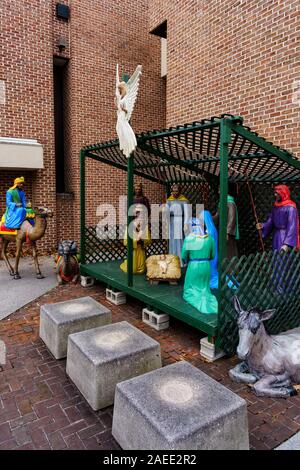 Gettysburg, PA / STATI UNITI D'America - 7 Dicembre 2019: una grande Natività sul display nel centro cittadino di Gettysburg durante l'annuale festa di Natale. Foto Stock