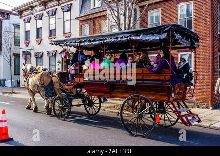 Gettysburg, PA / STATI UNITI D'America - 7 Dicembre 2019: una a cavallo il carro trasporta i partecipanti all'annuale festa di natale nella zona del centro citta'. Foto Stock