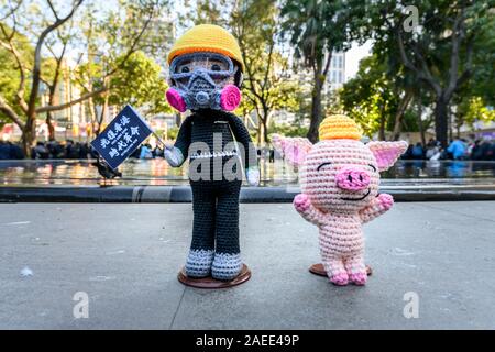 "Un esempio di Hong Kong di arte di protesta che si trovano in molti media in tutta la città sono queste figurine a maglia di un manifestante dello studente e un maiale popolare meme. 8 dicembre 2019 Isola di Hong Kong. Il Causeway Bay' Foto Stock