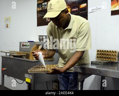 La produzione di cioccolato a Huguenot Cioccolatini in Franschhoek, Sud Africa. Foto Stock
