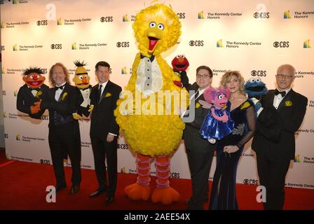 Washington, Stati Uniti. 08 Dic, 2019. Bambini televisione educativa caratteri programma di Sesame Street, 2019 Kennedy Center Honorees, (L-R) Ernie, Bert, grosso uccello, Elmo Abby e Cookie Monster rappresentano per i fotografi sul tappeto rosso che arrivano per una performance di gala presso il Kennedy Center di Washington, Domenica, 8 dicembre 2019 Foto di Mike Theiler/UPI Credito: UPI/Alamy Live News Foto Stock