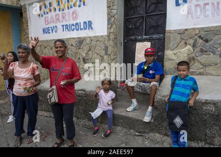 Caracas, Miranda, Venezuela. Il 7 dicembre, 2019. Santa en las calles è un venezuelano organizzazione senza fini di lucro che aiuta i più bisognosi attraverso la raccolta non monetaria dei beni che forniscono la felicità, protezione e sollievo per le loro esigenze di base. Ogni anno il primo fine settimana di dicembre si celebra un giorno di attività per cui migliaia di volontari ricevono donazioni per essere consegnati alle famiglie a basso reddito le aree e le istituzioni e per i senzatetto per le strade di Caracas. Credito: Jimmy Villalta/ZUMA filo/Alamy Live News Foto Stock