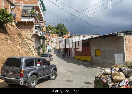 Caracas, Miranda, Venezuela. Il 7 dicembre, 2019. Santa en las calles è un venezuelano organizzazione senza fini di lucro che aiuta i più bisognosi attraverso la raccolta non monetaria dei beni che forniscono la felicità, protezione e sollievo per le loro esigenze di base. Ogni anno il primo fine settimana di dicembre si celebra un giorno di attività per cui migliaia di volontari ricevono donazioni per essere consegnati alle famiglie a basso reddito le aree e le istituzioni e per i senzatetto per le strade di Caracas. Credito: Jimmy Villalta/ZUMA filo/Alamy Live News Foto Stock