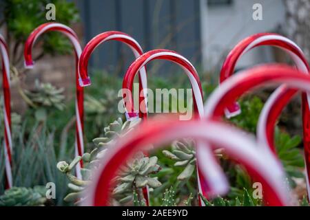 Il Natale è un momento per decorazioni di vacanza come alberi di Natale, candy canes e ghirlande. Foto Stock