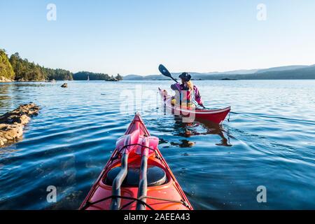 Una prospettiva in prima persona di due persone kayak di mare sul lato ovest di Wallace Marina Isola Parco Provinciale nelle isole del golfo, British Columbia, Foto Stock