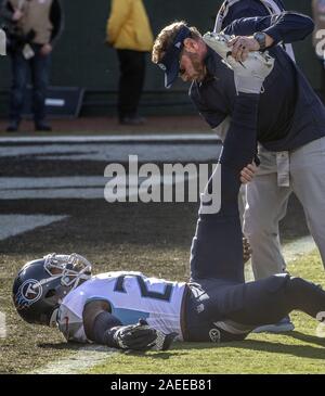 Oakland, la California, Stati Uniti d'America. L'8 dicembre, 2019. Il trainer lavora su Tennessee Titans running back Derrick Henry (22) Domenica, 8 dicembre 2019, a Oakland-Alameda County Coliseum a Oakland, in California. I Titani sconfitti i raider 42-21. Credito: Al di Golub/ZUMA filo/Alamy Live News Foto Stock