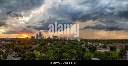 Vista panoramica del tramonto con rainclouds over Midtown Toronto in estate Foto Stock