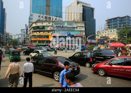 Pedoni attraversare una strada trafficata a Gulshan a Dhaka rischiando la vita. Dacca in Bangladesh Foto Stock