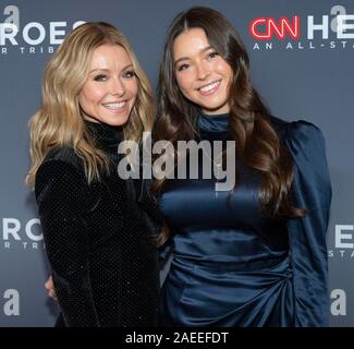 New York, NY - 8 Dicembre 2019: Kelly Ripa indossando abito di Balmain e Lola Consuelos partecipare alla XIII annuale degli eroi della CNN presso il Museo Americano di Storia Naturale Foto Stock