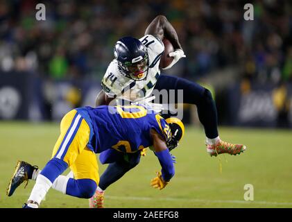 Dicembre 08, 2019 Seattle Seahawks wide receiver D.K. Metcalf (14) porta la palla come Los Angeles Rams angolo Jalen indietro Ramsey (20) rende il affrontare durante il gioco di NFL tra il Los Angeles Rams e il Seattle Seahawks presso il Los Angeles Memorial Coliseum di Los Angeles, California. Charles Baus/CSM. Foto Stock