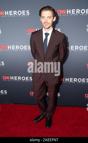 New York, NY - 8 Dicembre 2019: Tom Payne assiste il XIII annuale degli eroi della CNN presso il Museo Americano di Storia Naturale Foto Stock