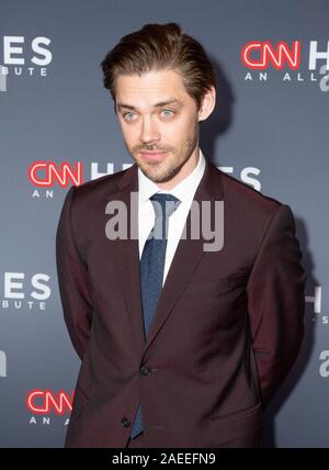 New York, NY - 8 Dicembre 2019: Tom Payne assiste il XIII annuale degli eroi della CNN presso il Museo Americano di Storia Naturale Foto Stock