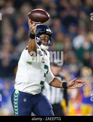 Dicembre 08, 2019 Seattle Seahawks quarterback Russell Wilson (3) genera un pass durante il gioco di NFL tra il Los Angeles Rams e il Seattle Seahawks presso il Los Angeles Memorial Coliseum di Los Angeles, California. Charles Baus/CSM. Foto Stock