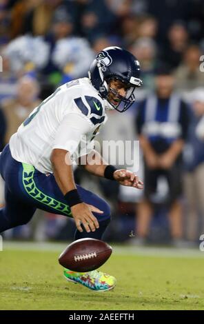 Dicembre 08, 2019 Seattle Seahawks quarterback Russell Wilson (3) fumbles la palla durante il gioco di NFL tra il Los Angeles Rams e il Seattle Seahawks presso il Los Angeles Memorial Coliseum di Los Angeles, California. Charles Baus/CSM. Foto Stock