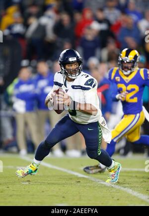 Dicembre 08, 2019 Seattle Seahawks quarterback Russell Wilson (3) codifica con la palla durante il gioco di NFL tra il Los Angeles Rams e il Seattle Seahawks presso il Los Angeles Memorial Coliseum di Los Angeles, California. Charles Baus/CSM. Foto Stock