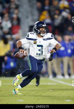 Dicembre 08, 2019 Seattle Seahawks quarterback Russell Wilson (3) codifica con la palla durante il gioco di NFL tra il Los Angeles Rams e il Seattle Seahawks presso il Los Angeles Memorial Coliseum di Los Angeles, California. Charles Baus/CSM. Foto Stock