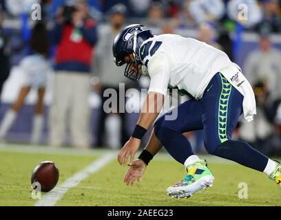 Dicembre 08, 2019 Seattle Seahawks quarterback Russell Wilson (3) fumbles la palla durante il gioco di NFL tra il Los Angeles Rams e il Seattle Seahawks presso il Los Angeles Memorial Coliseum di Los Angeles, California. Charles Baus/CSM. Foto Stock