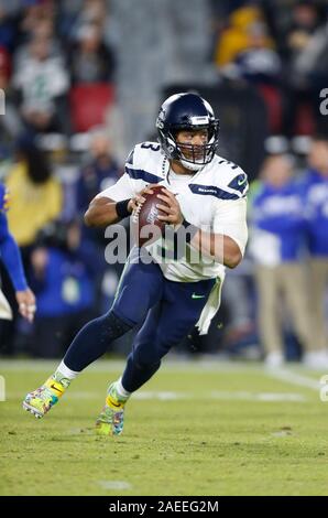 Dicembre 08, 2019 Seattle Seahawks quarterback Russell Wilson (3) codifica con la palla durante il gioco di NFL tra il Los Angeles Rams e il Seattle Seahawks presso il Los Angeles Memorial Coliseum di Los Angeles, California. Charles Baus/CSM. Foto Stock