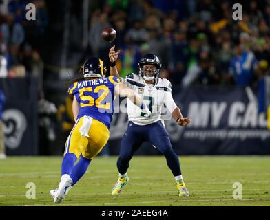 Dicembre 08, 2019 Seattle Seahawks quarterback Russell Wilson (3) genera un pass come Los Angeles Rams fuori linebacker Clay Matthews (52) difende durante il gioco di NFL tra il Los Angeles Rams e il Seattle Seahawks presso il Los Angeles Memorial Coliseum di Los Angeles, California. Charles Baus/CSM. Foto Stock