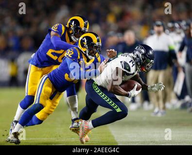 Dicembre 08, 2019 Seattle Seahawks wide receiver D.K. Metcalf (14) porta la palla come Los Angeles Rams libero di sicurezza Eric Weddle (32) difende durante il gioco di NFL tra il Los Angeles Rams e il Seattle Seahawks presso il Los Angeles Memorial Coliseum di Los Angeles, California. Charles Baus/CSM. Foto Stock