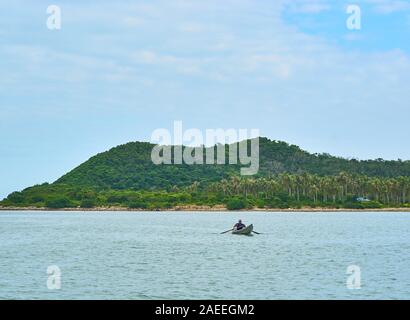 NHA TRANG, VIETNAM - Novembre 22, 2019: Locale fisher barca ad Hon Lao isola, o Monkey Island, al largo della costa di Nha Trang, Vietnam Foto Stock