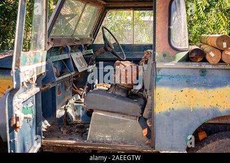 Chiudere fino all'interno di un vecchio arrugginito e auto abbandonate Foto Stock