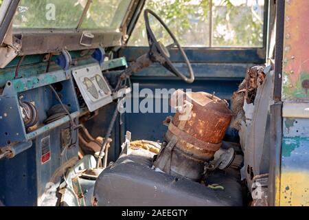 Chiudere fino all'interno di un vecchio arrugginito e auto abbandonate Foto Stock