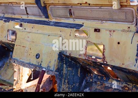 Chiudere fino all'interno di un vecchio arrugginito e auto abbandonate Foto Stock