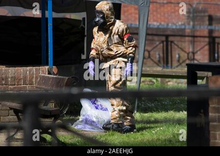 HMilitary, personale a partire sulla decontaminazione di 'Maltings ' zona di Salisbury, legata all'avvelenamento di un ex-spy russo Sergei Skripal invecchiato 66 Foto Stock