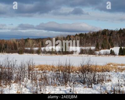 Quebec, Canada. Paesaggio invernale di un lago in Rawdon Foto Stock