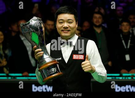 York, Regno Unito. L'8 dicembre, 2019. Ding Junhui della Cina festeggia con il suo trofeo dopo aver vinto il Snooker campionato britannico 2019 partita finale contro Stephen Maguire della Scozia in York, UK, il 8 dicembre 2019. Credit: Ed Sykes/Xinhua/Alamy Live News Foto Stock