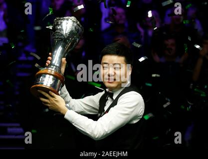 York, Regno Unito. L'8 dicembre, 2019. Ding Junhui della Cina festeggia con il suo trofeo dopo aver vinto il Snooker campionato britannico 2019 partita finale contro Stephen Maguire della Scozia in York, UK, il 8 dicembre 2019. Credit: Ed Sykes/Xinhua/Alamy Live News Foto Stock