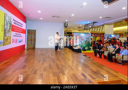 Kuala Lumpur, Malesia. L'8 dicembre, 2019. Malaysia di Istituto di Lingua e Letteratura (DBP) Direttore generale Abang Sallehuddin Abang Shokeran parla alla cerimonia del varo di Kuala Lumpur in Malesia, 8 dicembre, 2019. Cina Radio International (CRI) teamed in su con la Malesia di Istituto di Lingua e Letteratura (DBP) in una collaborazione a pubblicare libri sulla cultura e storia cinesi in lingua malay. Credito: Zhu Wei/Xinhua/Alamy Live News Foto Stock