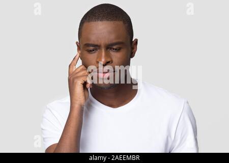Perplesso African American uomo cercando di ricordare informazioni importanti Foto Stock