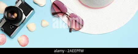 Set di accessori per il tempo libero e viaggi su uno sfondo blu. Biglietto di auguri. Il concetto di vacanza, mare d'estate. Foto Stock